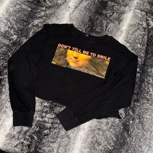 Forever 21. Cropped long sleeve. Mona Lisa. “Don’t tell me to smile”. Size S.